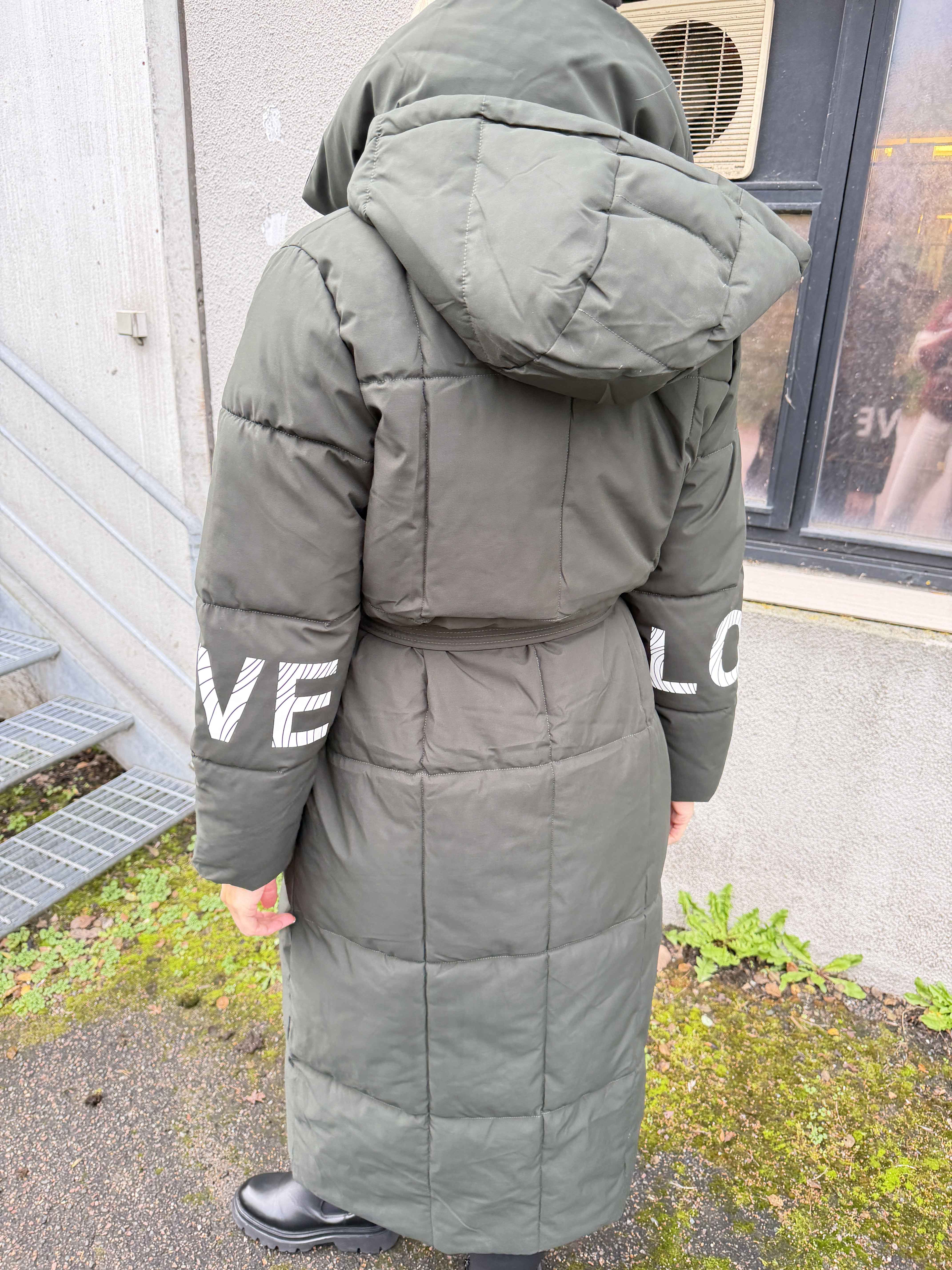 Snowie – Lång dunjacka med en LOVE-detalj på ärmen och en varm krage.